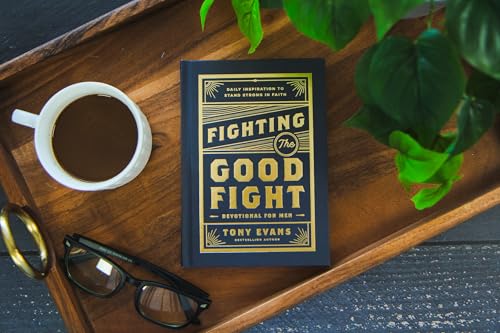 Fighting the Good Fight Devotional for Men: Daily Inspiration to Stand Strong in Faith