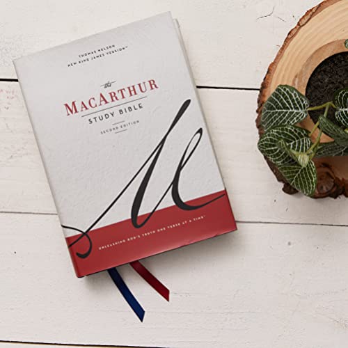 NKJV, MacArthur Study Bible, Blue Cloth over Board, Comfort Print: Unleashing God's Truth One Verse at a Time (Holy Bible, New King James Version)