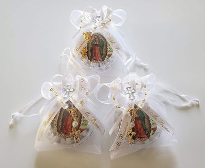 Vela para Bautizo con Caja de Madera con 12 Organzas de Recuerdos con Rosarios En Espanol