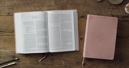 ESV Giant Print Bible, Red Letter (TruTone, Pink, Fleur-de-lis Design): Holy Bible, English Standard Version
