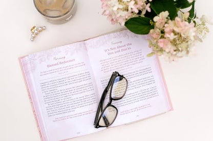 Daily Devotions for Women Morning and Evening Edition: 6 Months of Bible Wisdom