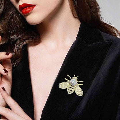 Honey Bee Brooches Crystal Insect Themed Bee Brooch Animal Fashion Shell Pearl Brooch Pin Gold Tone - color: Gray pearl