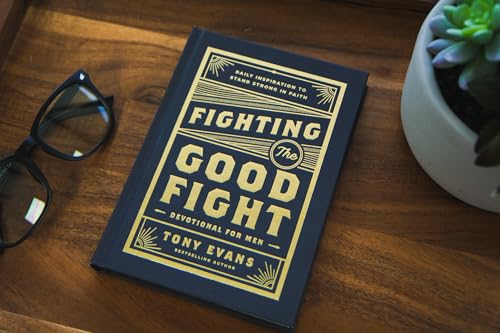 Fighting the Good Fight Devotional for Men: Daily Inspiration to Stand Strong in Faith