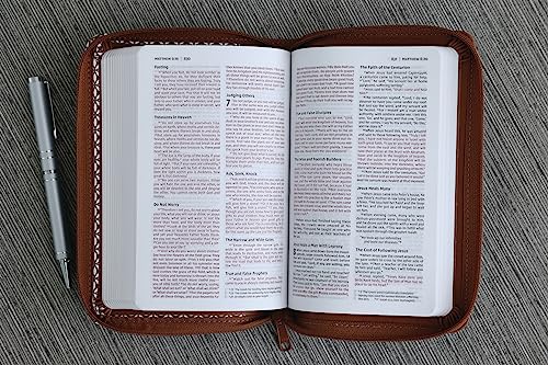 NIV, Thinline Bible, Compact, Leathersoft, Brown/White, Zippered, Red Letter, Comfort Print
