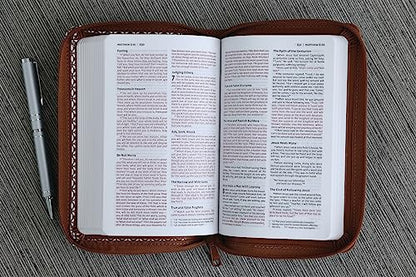 NIV, Thinline Bible, Compact, Leathersoft, Brown/White, Zippered, Red Letter, Comfort Print