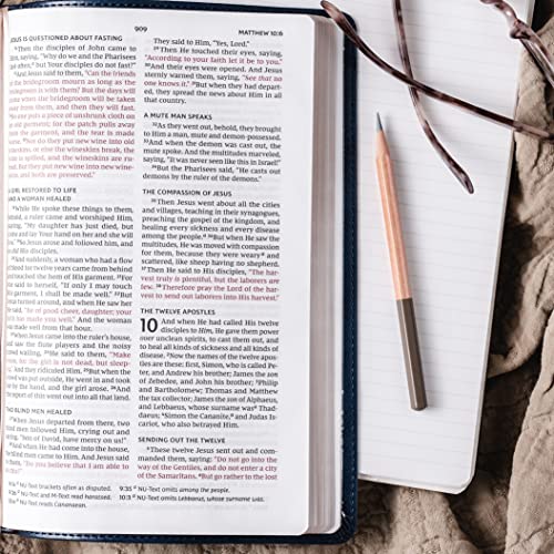 NKJV, Value Thinline Bible, Large Print, Charcoal Leathersoft, Red Letter, Comfort Print: Holy Bible, New King James Version