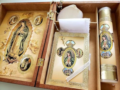 Vela para Bautizo con Caja de Madera con 12 Organzas de Recuerdos con Rosarios En Espanol