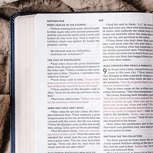 NKJV, Value Thinline Bible, Large Print, Charcoal Leathersoft, Red Letter, Comfort Print: Holy Bible, New King James Version