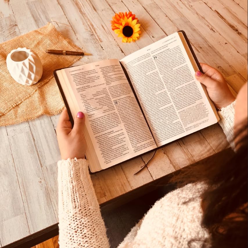 Personalized NLT Bible: Create Your Own Custom Engraved Design with a Designer, Large Print Thinline Reference New Living Translation Bible